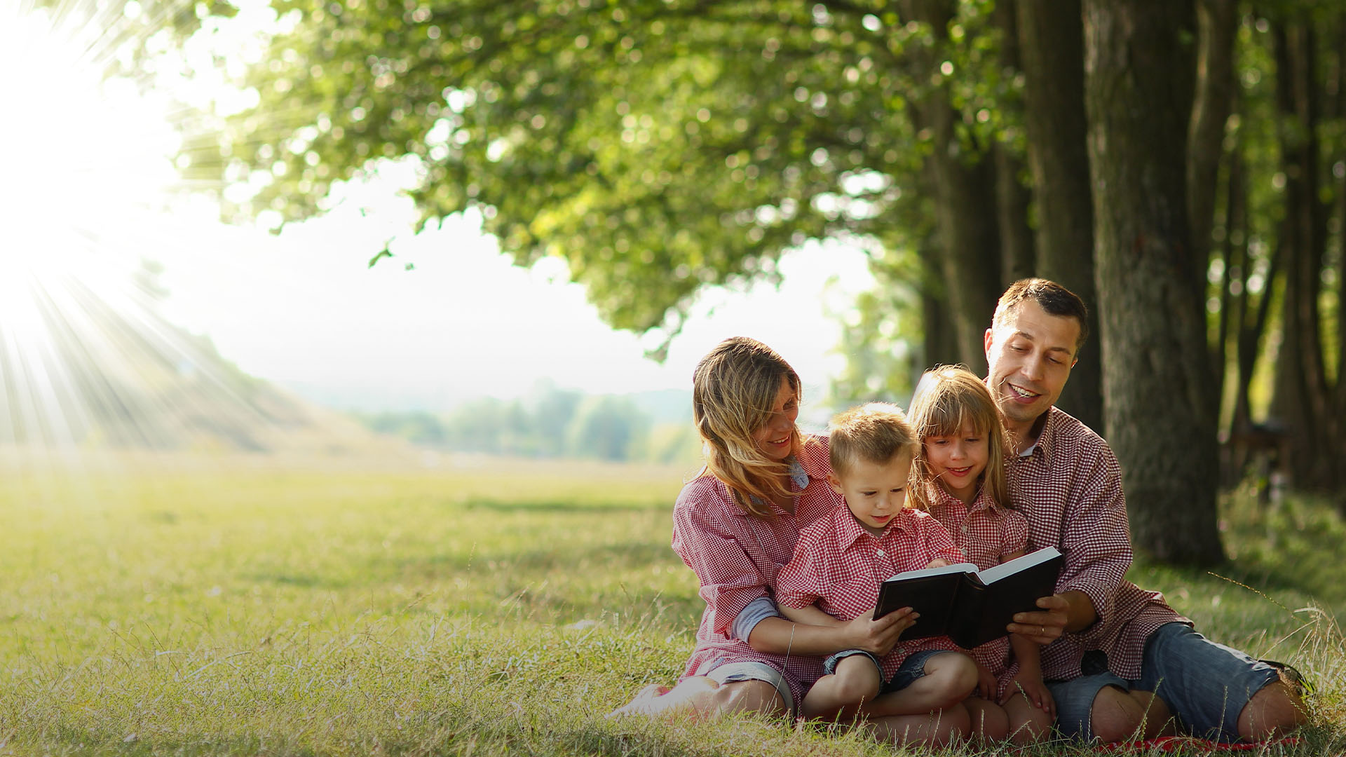 Вместе книга и семья. Чтение на природе. Чтение Библии на природе. Чтение Библии в семье. Родители с детьми на природе.