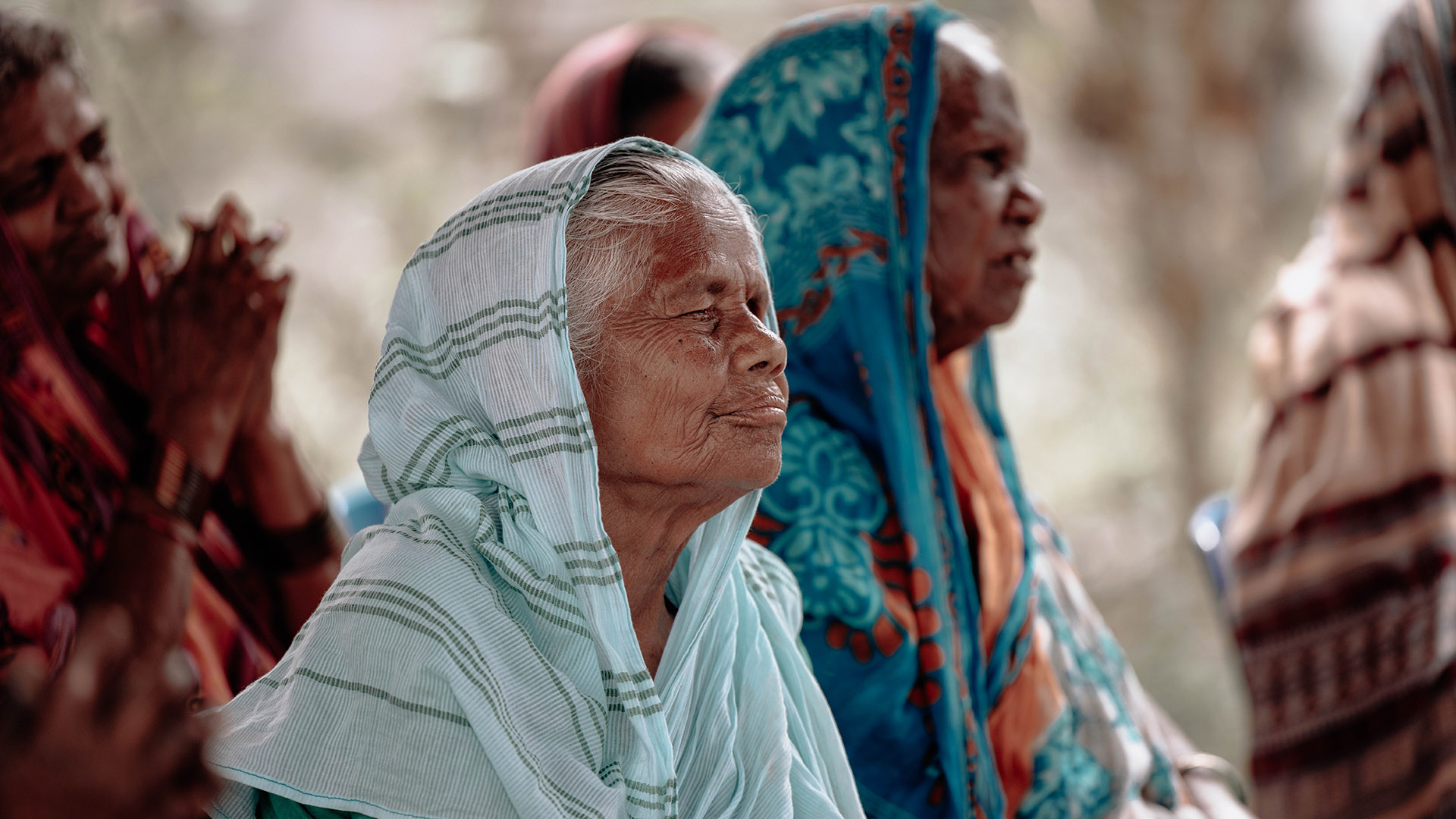 women worshipping