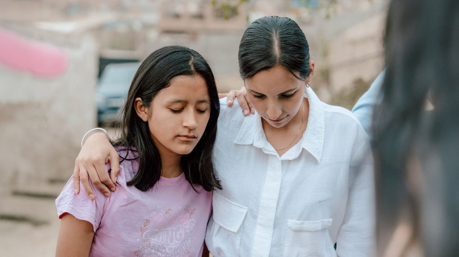 Peruvian girls praying together