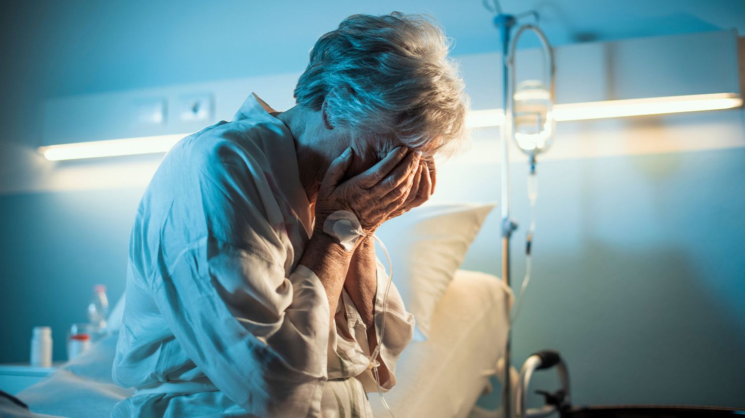 Distressed elderly woman in hospital.
